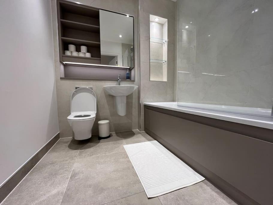 2 Bed Penthouse Style Apartment Londres Exterior foto